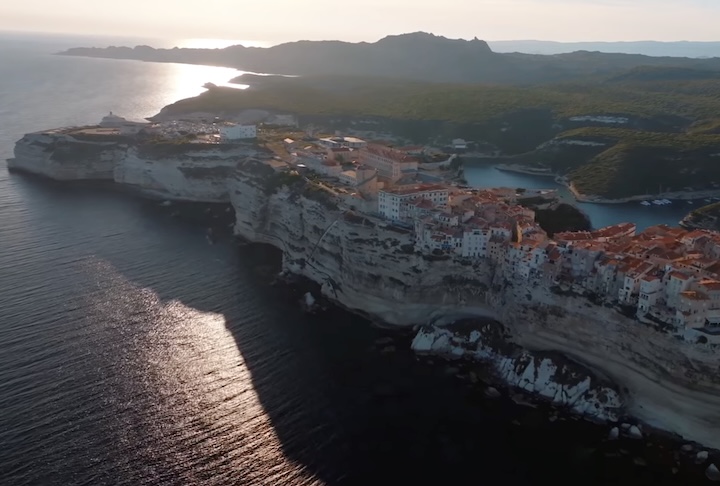 Novos ângulos das falésias e da vegetação típica da região também podem ser vistos a partir de trilhas como a do Cabo Pertusato. 