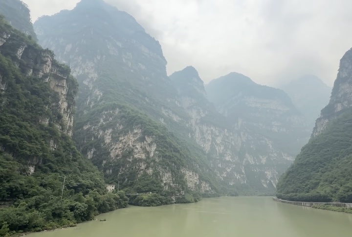 O lugar tem um dos cenários naturais mais impressionantes do país, marcado por penhascos verticais, vegetação densa e um rio de correnteza forte.