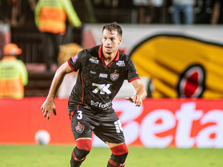 Zé Marcos, zagueiro do Vitória, é alvo do Ceará