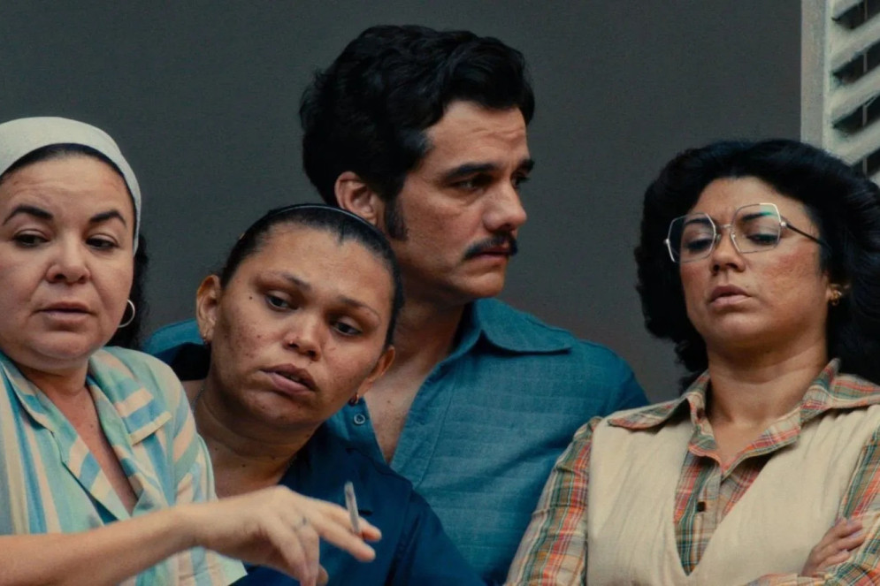 Geane Albuquerque d&aacute; vida a Eliz&acirc;ngela, &agrave; esquerda na imagem, funcion&aacute;ria de uma reparti&ccedil;&atilde;o p&uacute;blica que se torna parte do cotidiano de Marcelo (Wagner Moura) enquanto ele tenta se manter oculto de seus perseguidores.(Foto: Neon Studios/Divulga&ccedil;&atilde;o)