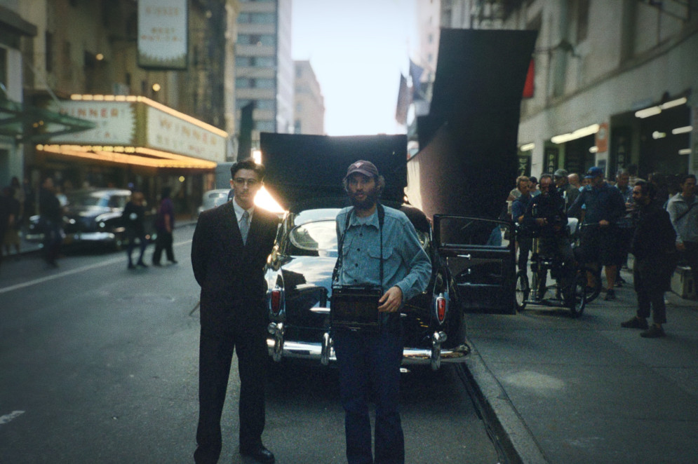 Timoth&eacute;e Chalamet e Josh Safdie em set de 'Marty Supreme'(Foto: Divulga&ccedil;&atilde;o/Diamond Films)