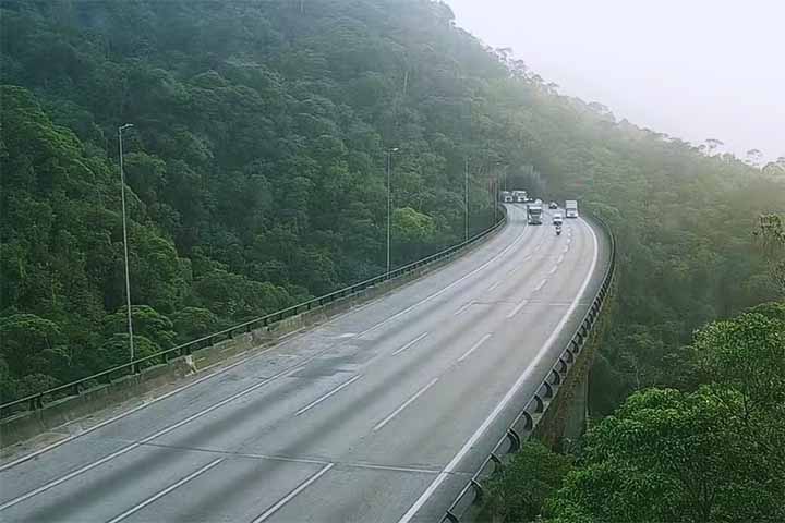 Essa geometria permite manter velocidade controlada mesmo em um ambiente conhecido pela neblina frequente e pelas chuvas intensas que desafiam motoristas.