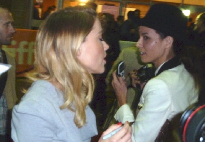 Na vida pessoal, Amber Heard se envolveu publicamente em relacionamentos com homens e mulheres. Em 2009, ela chegou a ser presa por supostamente ter agredido fisicamente sua então namorada, a fotógrafa Tasya Van Ree.