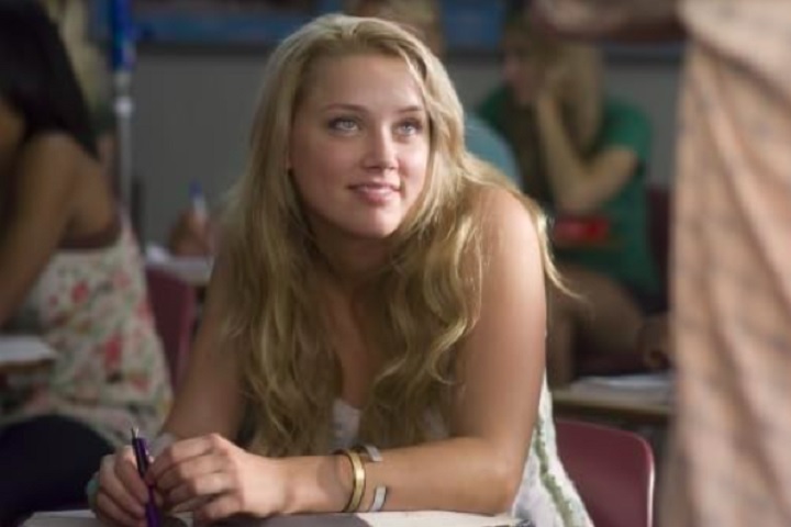 Seus primeiros papéis de destaque foram em filmes como Alpha Dog (2006) e Quebrando Regras (2008 - foto).