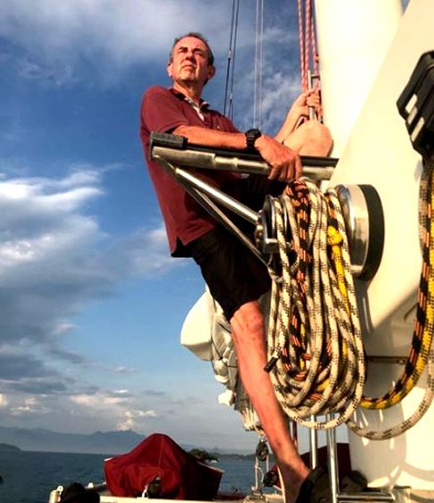 Tamara é filha do célebre navegador e escritor Amyr Klink, pioneiro em remar o Atlântico Sul sozinho. 