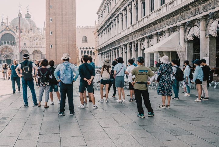 Além do estudo da TNS Infratest para a Expedia, outras pesquisas mostram mais três nacionalidades que costumam aparecer em listas de turistas difíceis por comportamentos específicos: britânicos, chineses e russos.