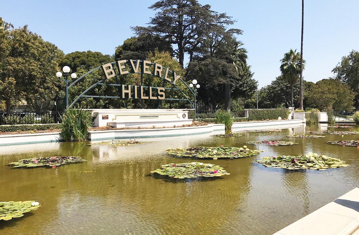 Além disso, o luxuoso bairro de Beverly Hills é conhecido por abrigar estrelas do cinema e da música, com mansões impressionantes e ruas elegantes. O local também é símbolo de glamour e exclusividade, atraindo turistas e curiosos do mundo inteiro.