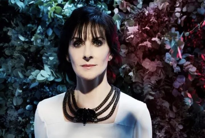 Com mais de 80 milhões de discos vendidos, Enya acumulou uma fortuna estimada em aproximadamente R$ 640 milhões (na cotação atual).
