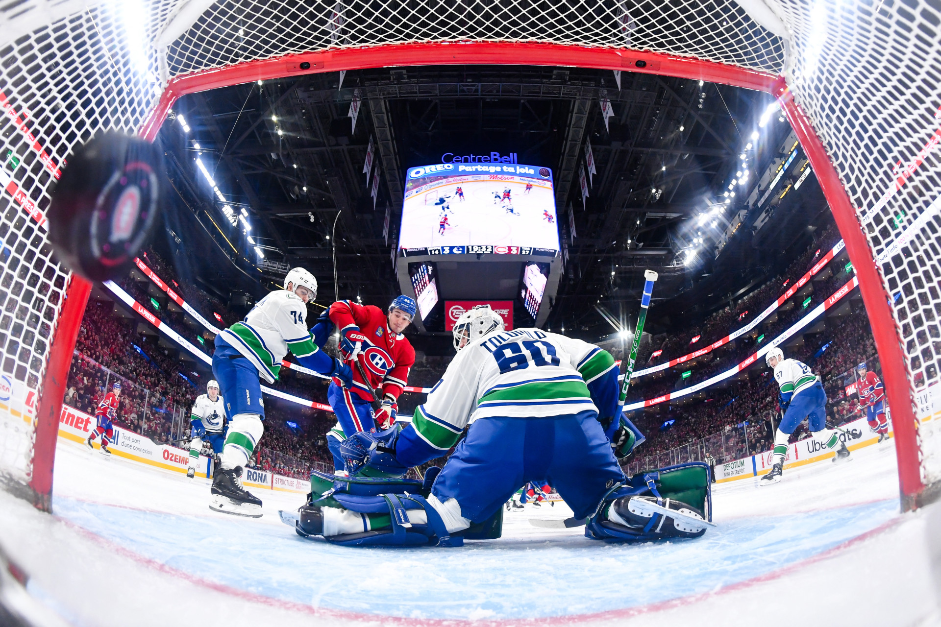 Vancouver Canucks levando um gol do Montreal Canadiens, em jogo pela temporada 2025–2026 da NHL, liga norte-americana de hóquei no gelo (Foto: MINAS PANAGIOTAKIS / GETTY IMAGES NORTH AMERICA / GETTY IMAGES VIA AFP)