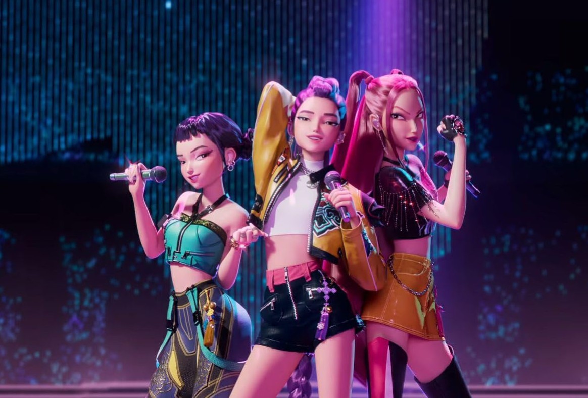 “Guerreiras do K-Pop”, que também venceu o Globo de Ouro na categoria de Melhor Animação, foi criado por Maggie Kang, que divide a direção com Chris Appelhans. A trama acompanha três estrelas do K-pop que formam o grupo feminino fictício “HUNTR/X”, composto por Rumi, Mira e Zoey, personagens que conciliam a carreira musical com missões secretas contra ameaças sobrenaturais.
