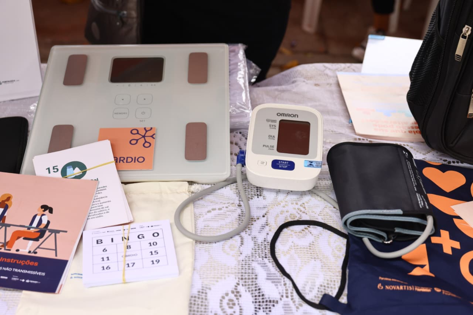Estandes contam com materiais para aferição de pressão, pesagem, verificação de medidas e orientação à população sobre cuidados com a saúde cardiovascular (Foto: Marcos Moura)