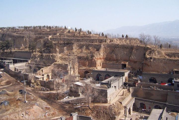 As construções no Planalto de Loess, conhecidas na China como Yaodong (cavernas-casa), representam uma das formas mais antigas e engenhosas de arquitetura vernácula do mundo.