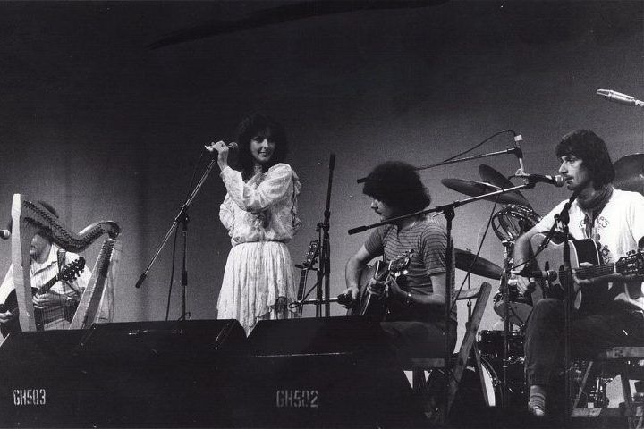 Antes de seguir carreira solo, ela tocou teclado e fez vocais para o grupo familiar Clannad entre 1980 e 1982.