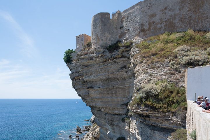 As paredes naturais formadas pelas falésias serviram como proteção contra ataques e foram decisivas na trajetória da cidade marcada por conflitos e rivalidades comerciais.