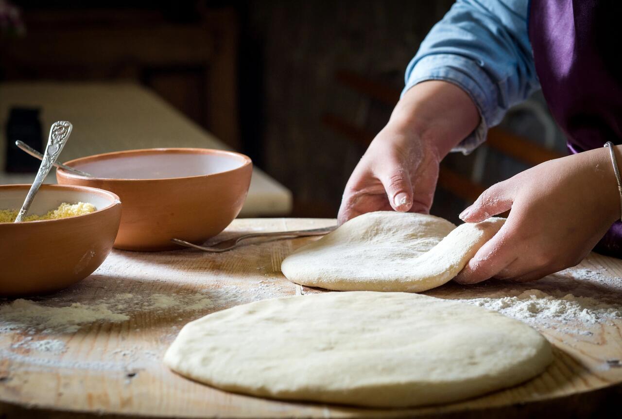 Entre as sobremesas armênias, a gata se destaca como um bolo tradicional servido em diversas versões. Já a pakhlava, semelhante ao baklava, combina camadas de massa filo, nozes e mel com um toque típico armênio.