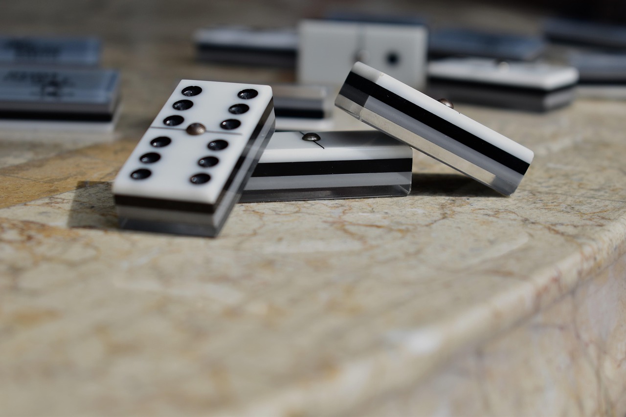 Em sua simplicidade e profundidade, o dominó continua a ser uma parte importante da cultura global, proporcionando entretenimento e conexão para aqueles que se reúnem em torno de suas peças.