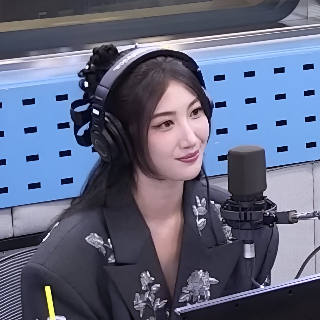 Ela admitiu ter hesitado, inicialmente, em assumir o papel vocal. Acostumada a atuar nos bastidores, a decisão veio da familiaridade com o material, já que conhecia profundamente as músicas que havia escrito.
