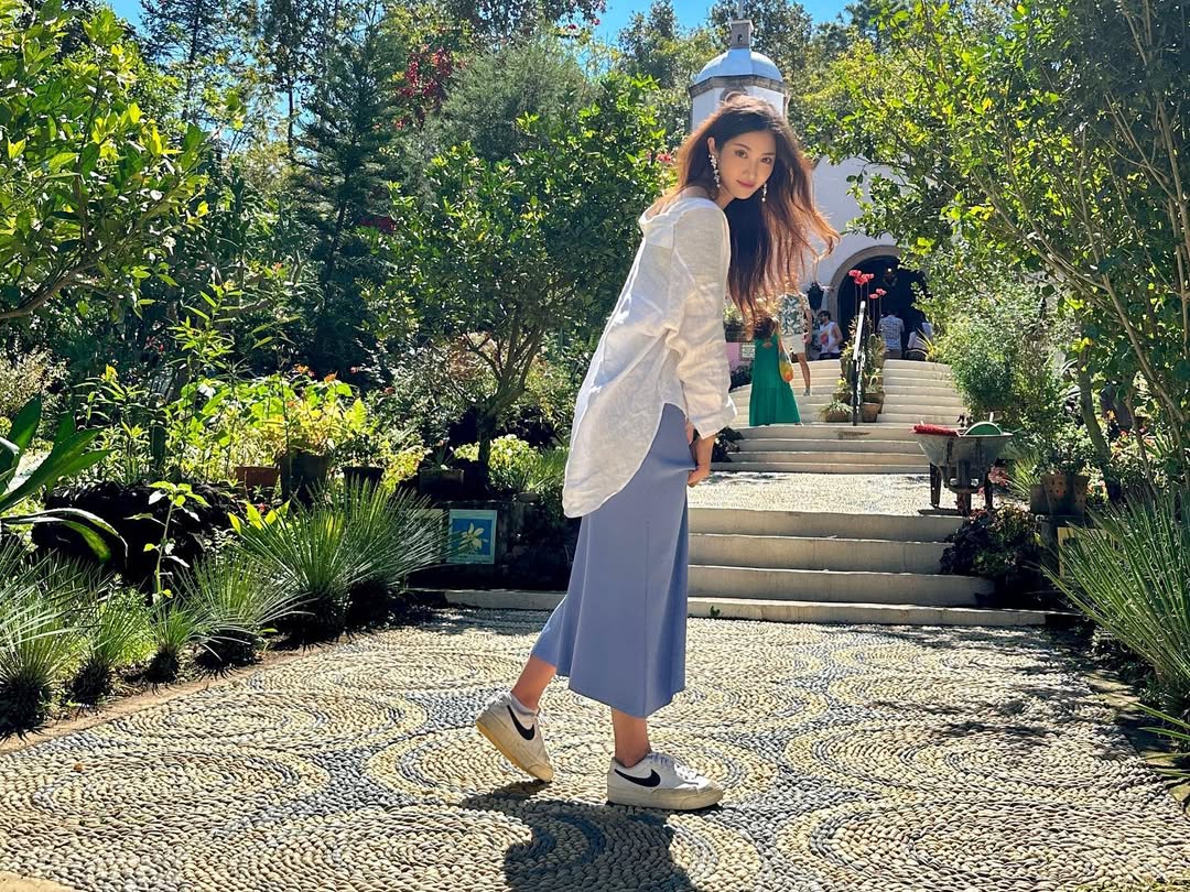 Durante cerca de uma década como trainee, EJAE estudou canto, dança e performance, mas não estreou como integrante de um grupo idol. Após esse período, transferiu seus estudos para a Tisch School of the Arts, da New York University.
