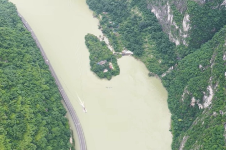 No início, o isolamento era extremo. Para cruzar o rio, a família dependia de um cabo de aço com um sistema rudimentar de deslizamento, o que tornava qualquer ida à cidade longa e arriscada. 