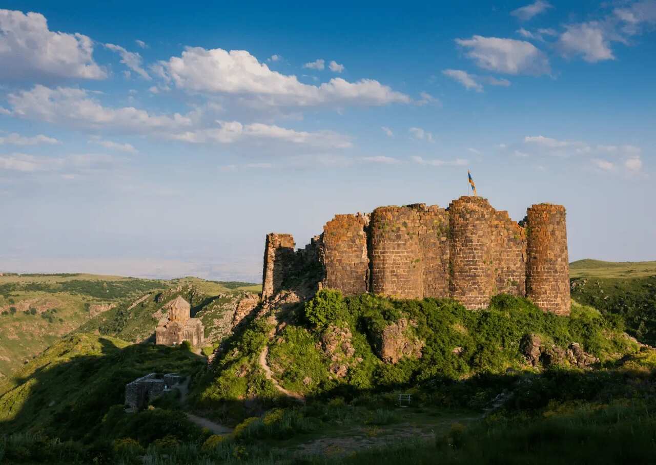 Além disso, a Armênia também é conhecida como a Terra das Igrejas ou Terra dos Mosteiros, devido ao grande número de igrejas e mosteiros históricos espalhados pelo país. Essa característica reforça a identidade histórica e espiíritual do país.
