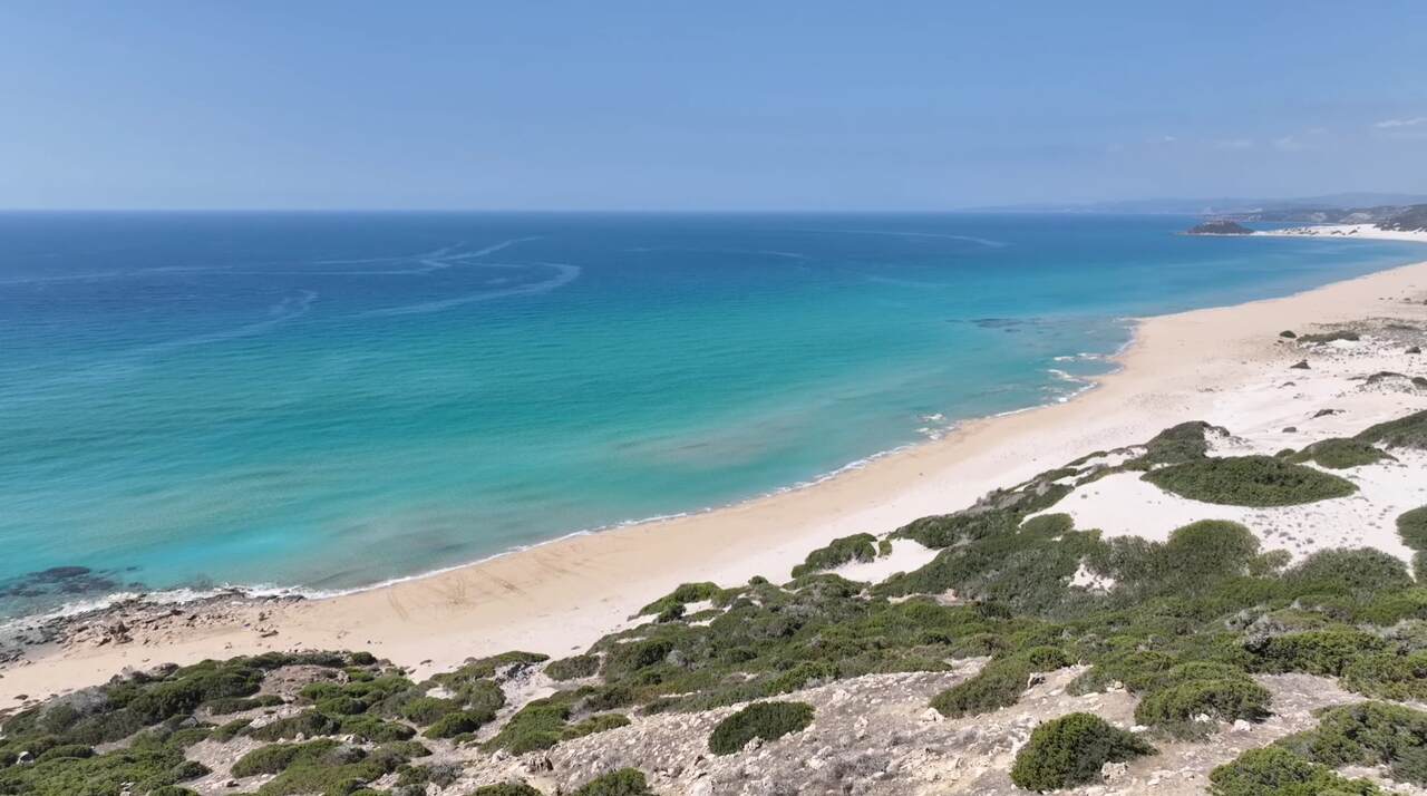 Golden Beach: localizada no norte da ilha, com dunas, vegetação nativa e presença de burros selvagens. É uma área de conservação ambiental.