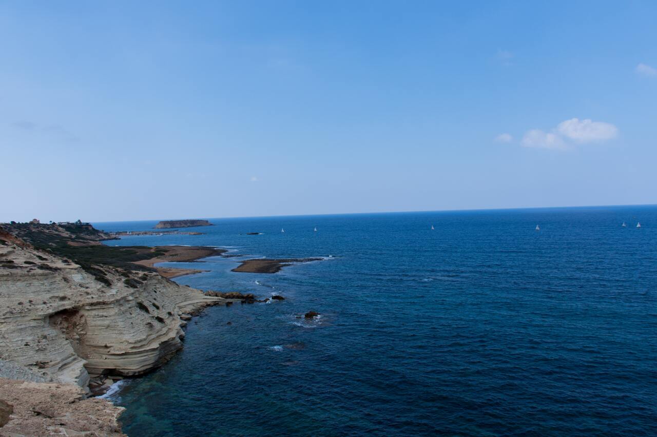 Lara Beach: praia selvagem e protegida, onde tartarugas marinhas constroem seus ninhos. Ideal para quem busca tranquilidade e contato com a natureza.