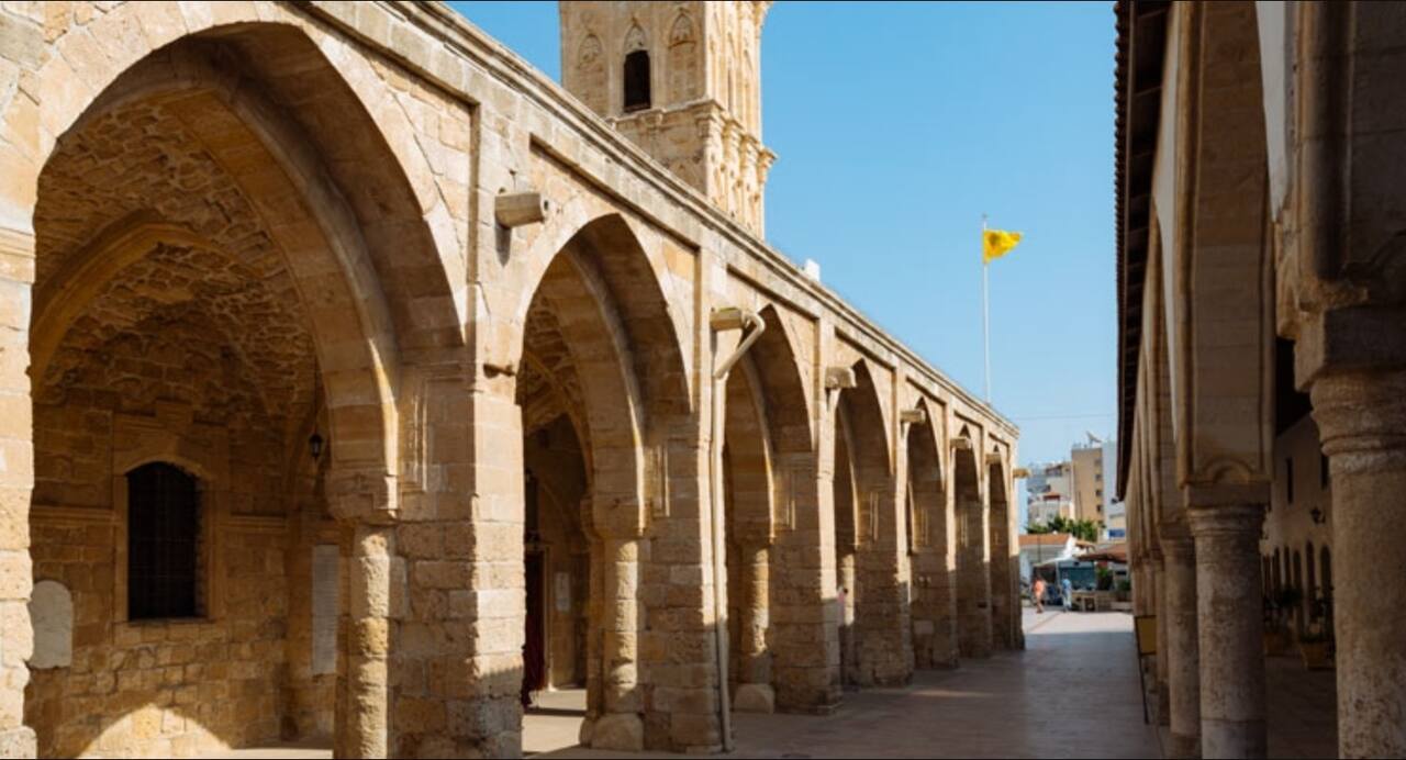 Destinos como Pafos, Agia Napa e Larnaca oferecem experiências únicas, desde mergulho com tartarugas e esportes aquáticos até caminhadas por paisagens históricas.