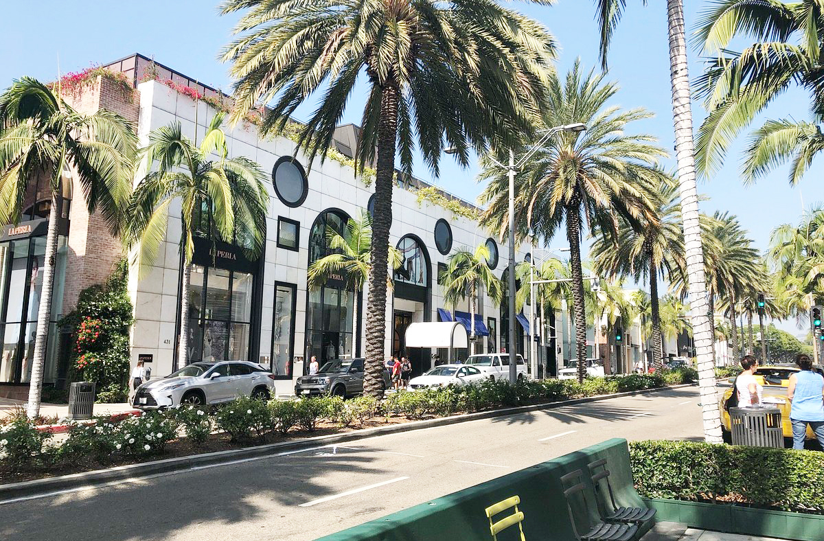 As ruas de Bel-Air se tornaram cenário para a ficção, como na série que leva o nome do famoso bairro de classe alta, localizado aos pés das Montanhas de Santa Mônica. Com sua atmosfera exclusiva, Bel-Air virou sinônimo de status e inspiração para produções icônicas.