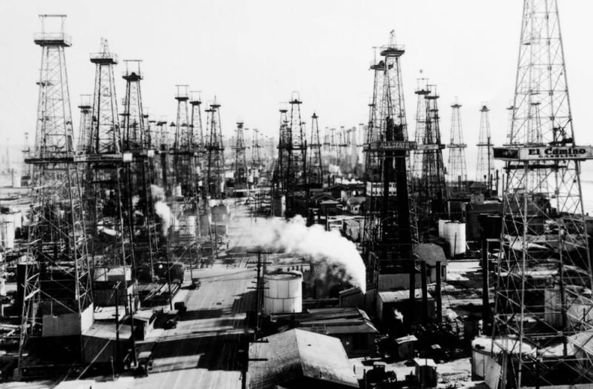 Com o boom de petróleo, entre 1890 e 1920, Los Angeles se transformou em um centro econômico emergente, atraindo investimentos e população.