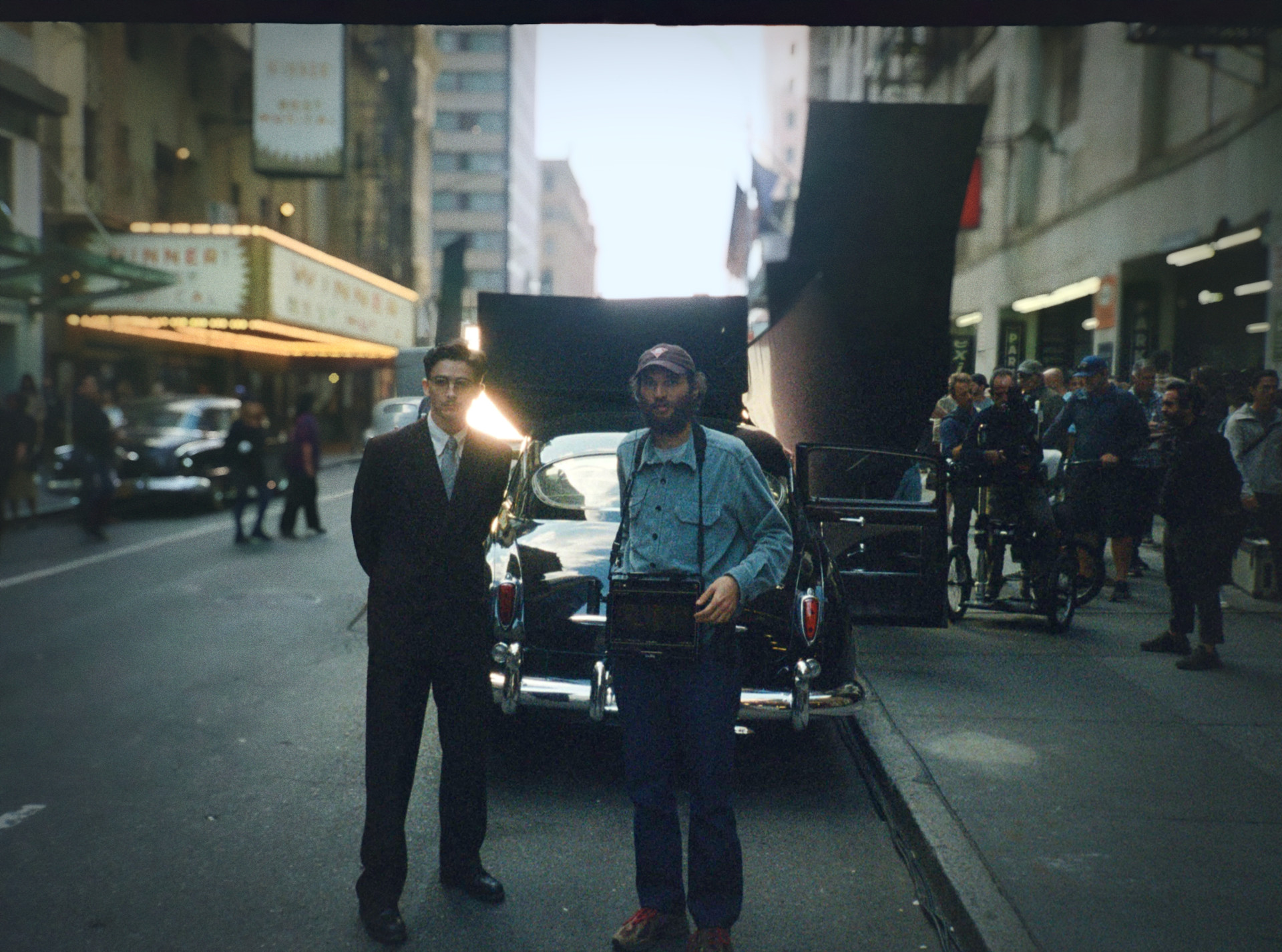 Timothée Chalamet e Josh Safdie em set de 