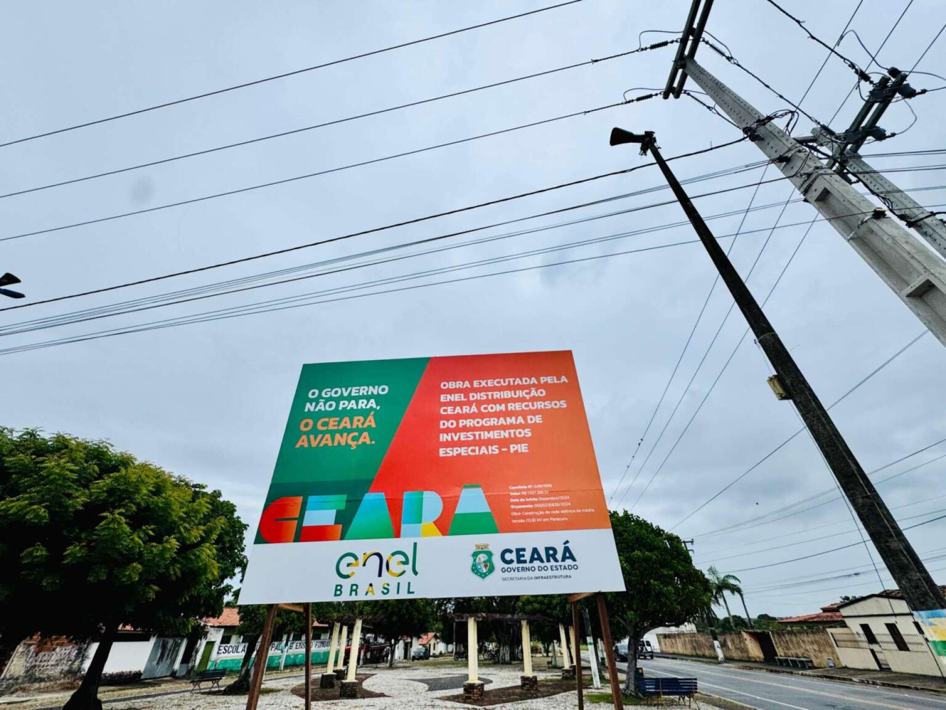No município de Paracuru, houve aprimoramento do fornecimento de energia elétrica em oito comunidades, com a ampliação de 3.137 metros de rede de média tensão (Foto: Seinfra/Divulgação)