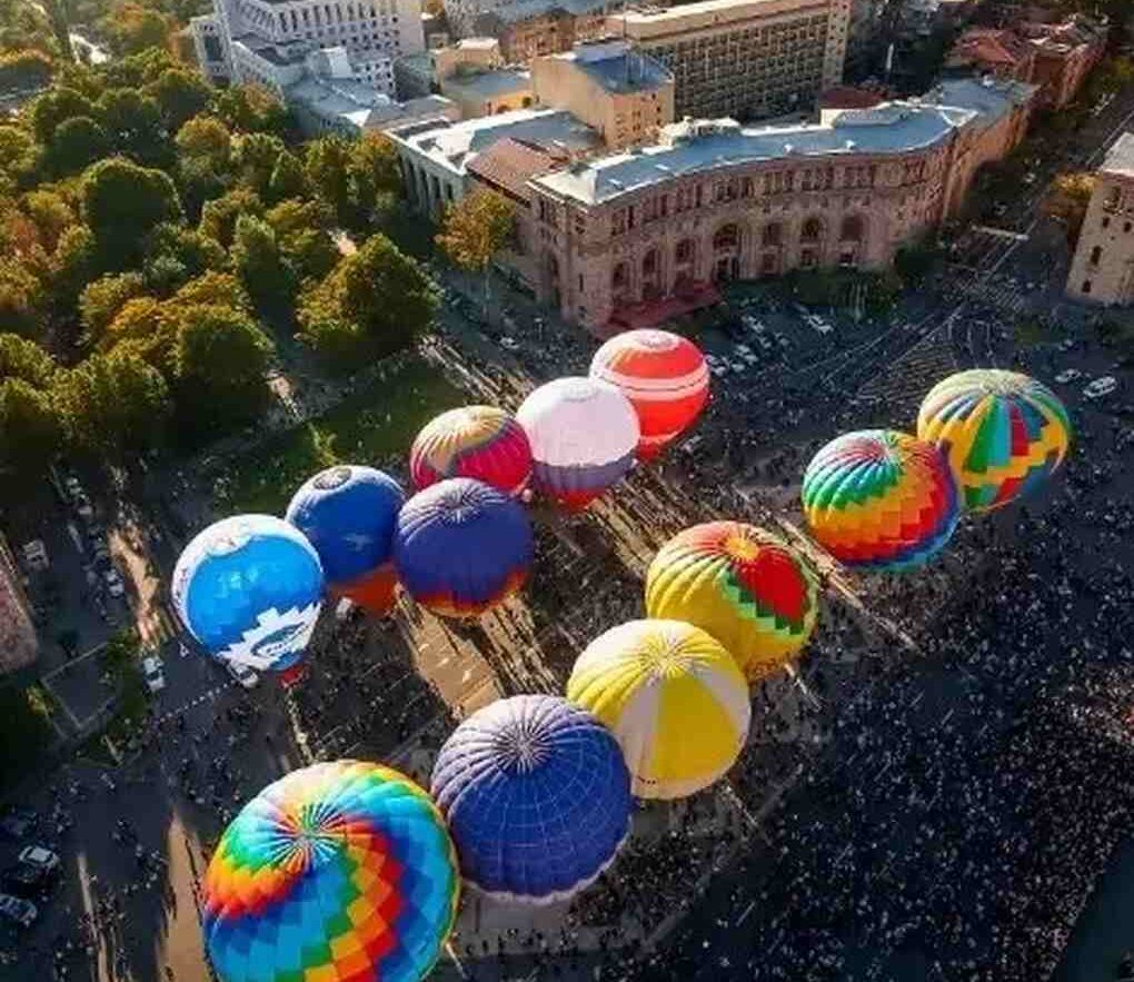 Com sua crescente integração internacional e o fortalecimento da economia, a Armênia consolida-se como um destino turístico promissor e um símbolo de resistência, cultura viva e renovação constante.