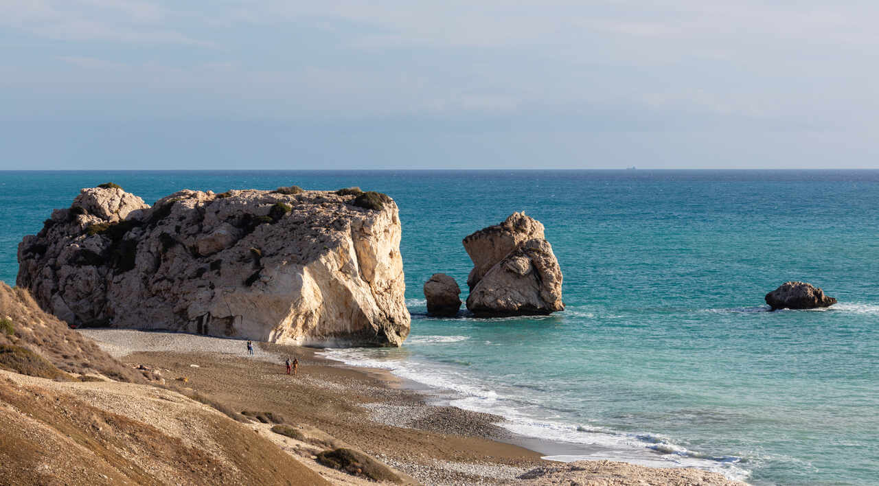 Praia de Afrodite (Petra tou Romiou): segundo a lenda, foi onde a deusa Afrodite nasceu. A praia tem pedras brancas e águas azul-turquesa, ideal para relaxar ou fazer snorkel.