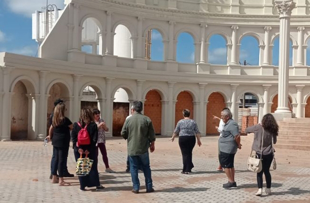 Rodovias como Miguel Jubran, Raposo Tavares e Helder de Sá conectam a cidade a centros urbanos e facilitam o turismo.