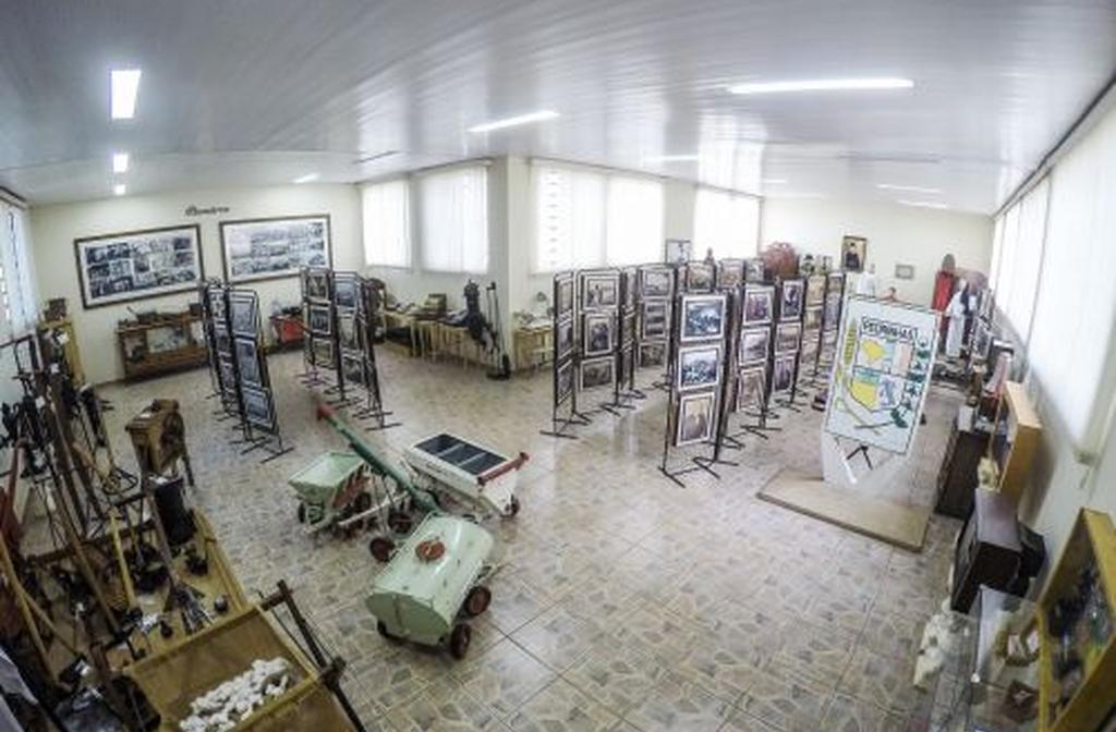 A história das famílias fundadoras é preservada em museus, monumentos e relatos que reforçam o orgulho da comunidade por suas raízes.