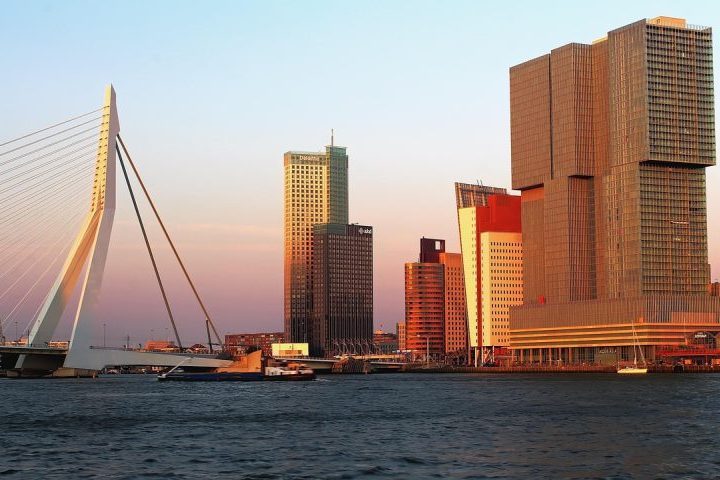 A cidade abriga o maior edifício comercial flutuante do mundo e uma fazenda flutuante, incorporando esse modelo urbano à sua estratégia climática.