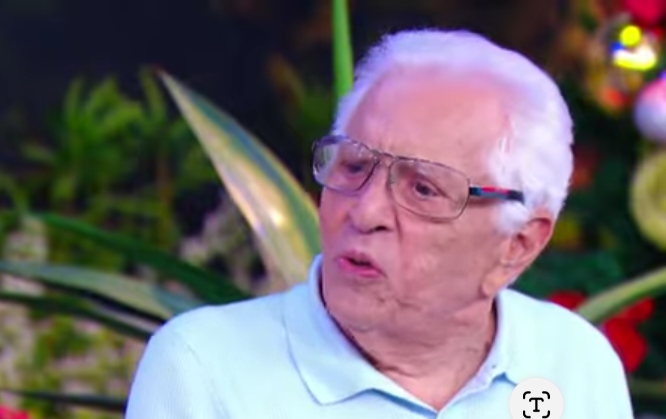 Carlos Alberto diz: É o encontro de duas gerações, né, pai? . E Manoel responde: Três.  Carlos Alberto diz: Tinha que falar dos netos. 