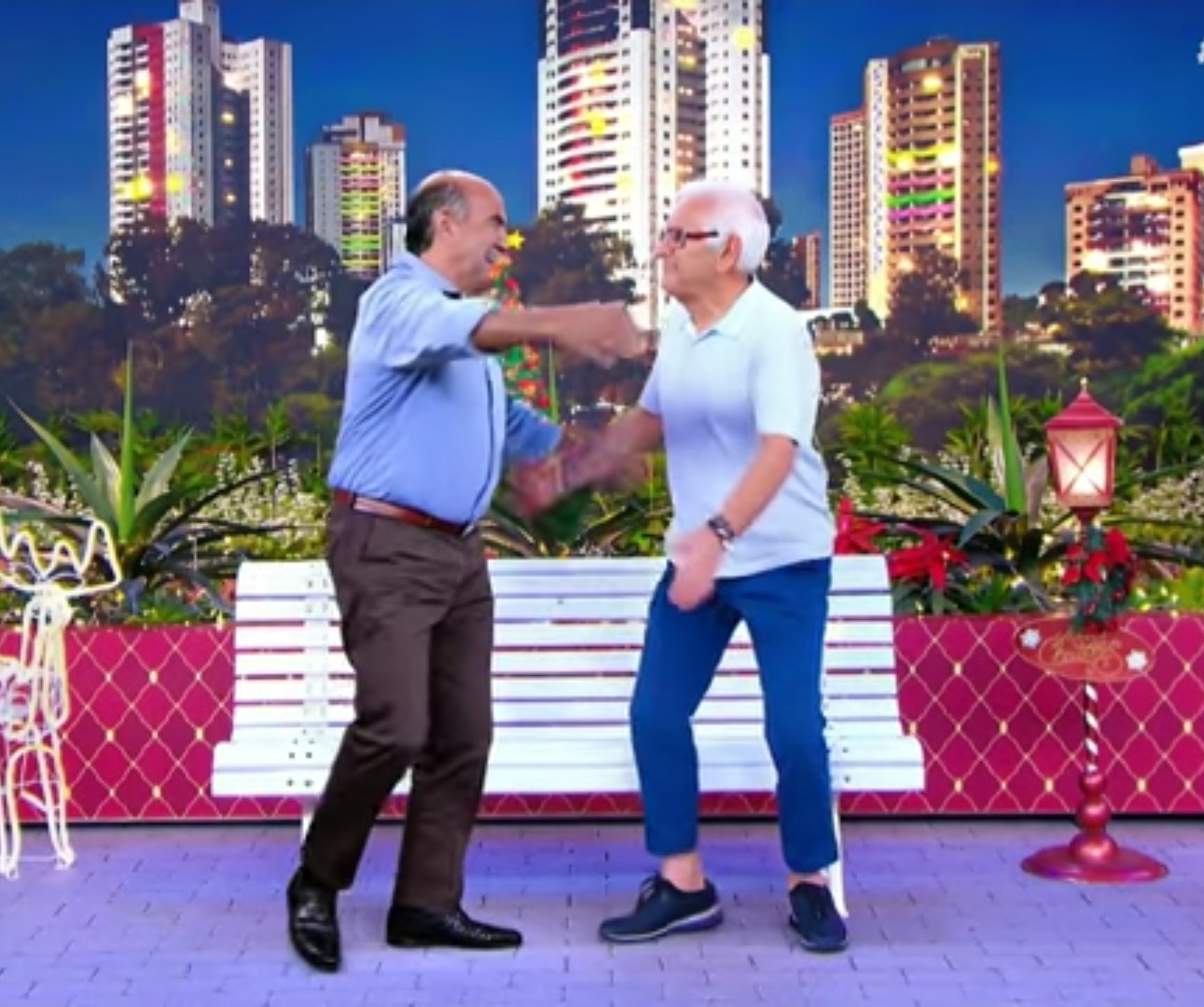 Só que Carlos Alberto está com 89 anos. E o pai dele morreu em 1976. No quadro feito pela IA, um fica ao lado do outro, batendo papo e até se levantam juntos.