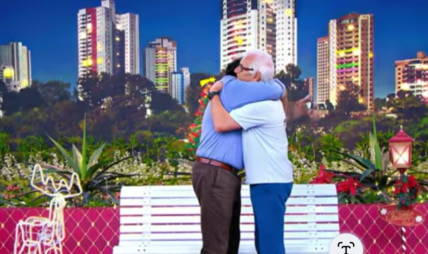 Eles conversam um pouco mais e depois terminam dizendo juntos: A Praça é Nossa. E até se abraçam.