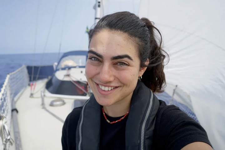 As imagens que ela faz são como um portal que nos convida generosamente a acompanhá-la em suas jornadas externas e internas, acrescentou. 