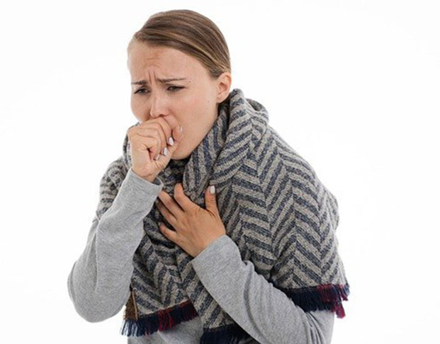 Fadiga constante, coceira na pele e tosse ou falta de ar podem surgir quando a doença afeta áreas próximas ao tórax. Esses sintomas muitas vezes são confundidos com infecções comuns, dificultando um diagnóstico precoce.