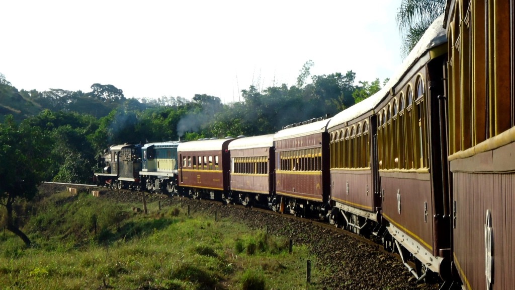 Trem Maria Fumaça de Campinas a Jaguariúna (SP) - Percorre 45 quilômetros de Campinas até Jaguariúna, em uma ferrovia do século 19, com duração de cerca de uma hora. Monitores contam a história do ciclo do café e das locomotivas que marcaram a região. Pelo caminho, os passageiros apreciam paisagens preservadas, fazendas e pontes sobre os rios Atibaia e Jaguari.
