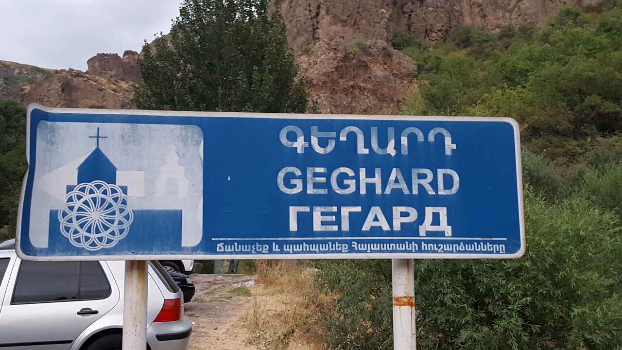 Assim como Geórgia e Azerbaijão, outros países da região do Cáucaso, a Armênia tem um alfabeto próprio — milenar e exclusivo com 38 letras, entre vogais e consoantes. Na capital, em hotéis e restaurantes, o inglês é falado. Algumas placas ainda exibem inscrições em cirílico, herança do período soviético.