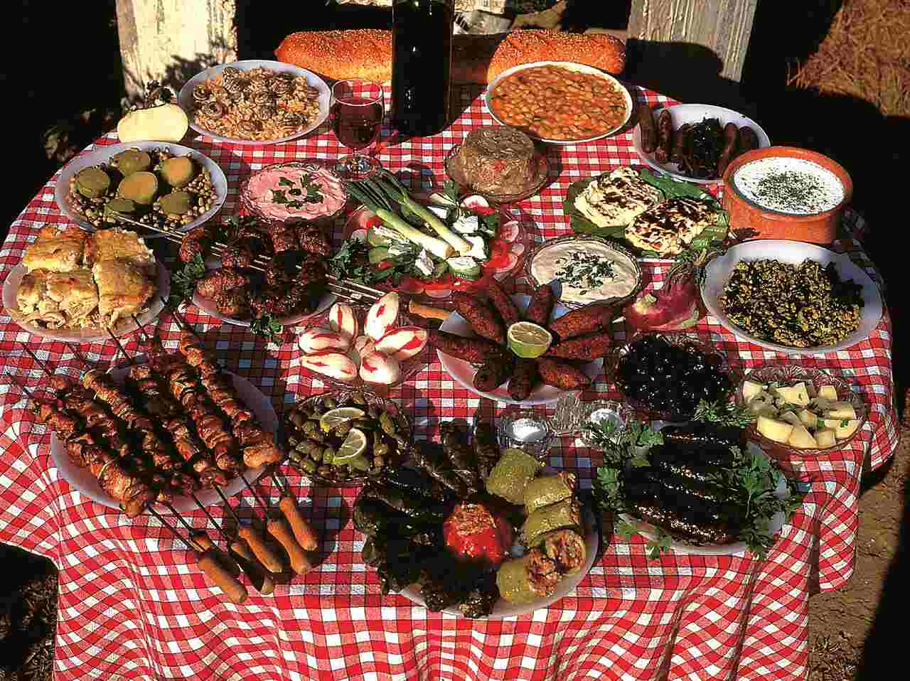 Mas a ilha também atrai aqueles que querem experimentar da sua gastronomia. O local, aliás, reúne uma deliciosa fusão das culinárias grega, turca e da Ásia, marcada por sabores intensos, ingredientes frescos e tradições milenares.