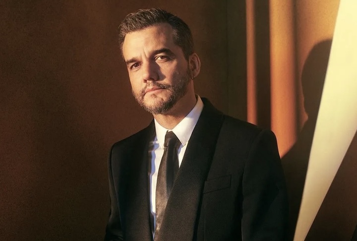 Atualmente, o ator vive em Los Angeles, embora tenha um apartamento em Salvador, na Bahia.