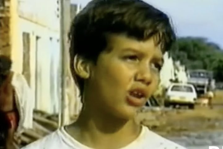 Na época da mudança, o futuro ator chegou a aparecer em uma reportagem de televisão, ainda criança, com o rosto coberto de lama. 