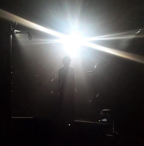 Segundo a própria artista, o isolamento é essencial para preservar a inspiração e evitar distrações. 