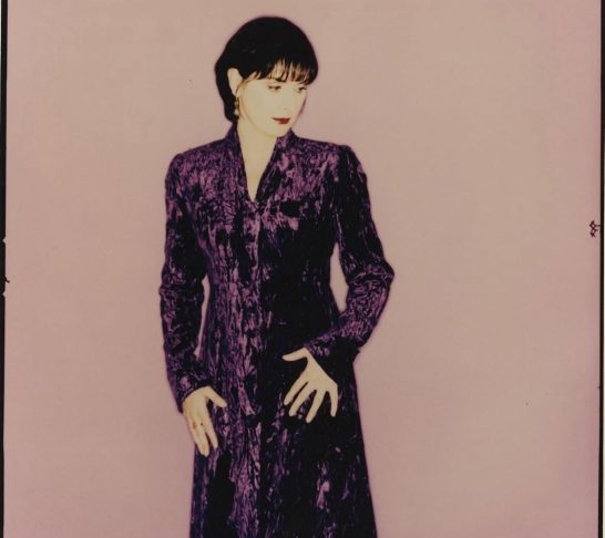 Ainda de acordo com o The Sun, ela quase não recebe visitas — nem mesmo de familiares — e passa a maior parte do tempo trabalhando em seu estúdio.