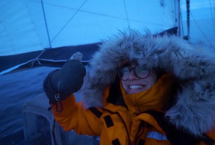 Formada em Arquitetura, a velejadora agradece pelas portas que se fecharam nessa profissão, pois foi o que lhe deu a oportunidade de ousar viver do mar.