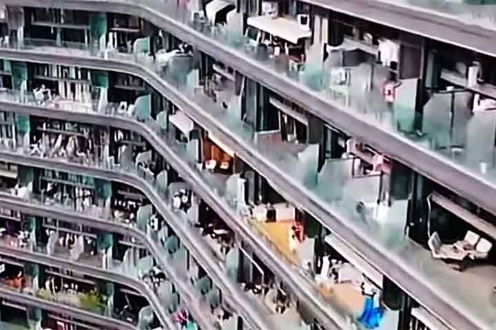 Além da imponência arquitetônica, o Regent Park International Center revela tanto sua capacidade de abrigar uma “cidade vertical” quanto os desafios de viver em um espaço tão concentrado.